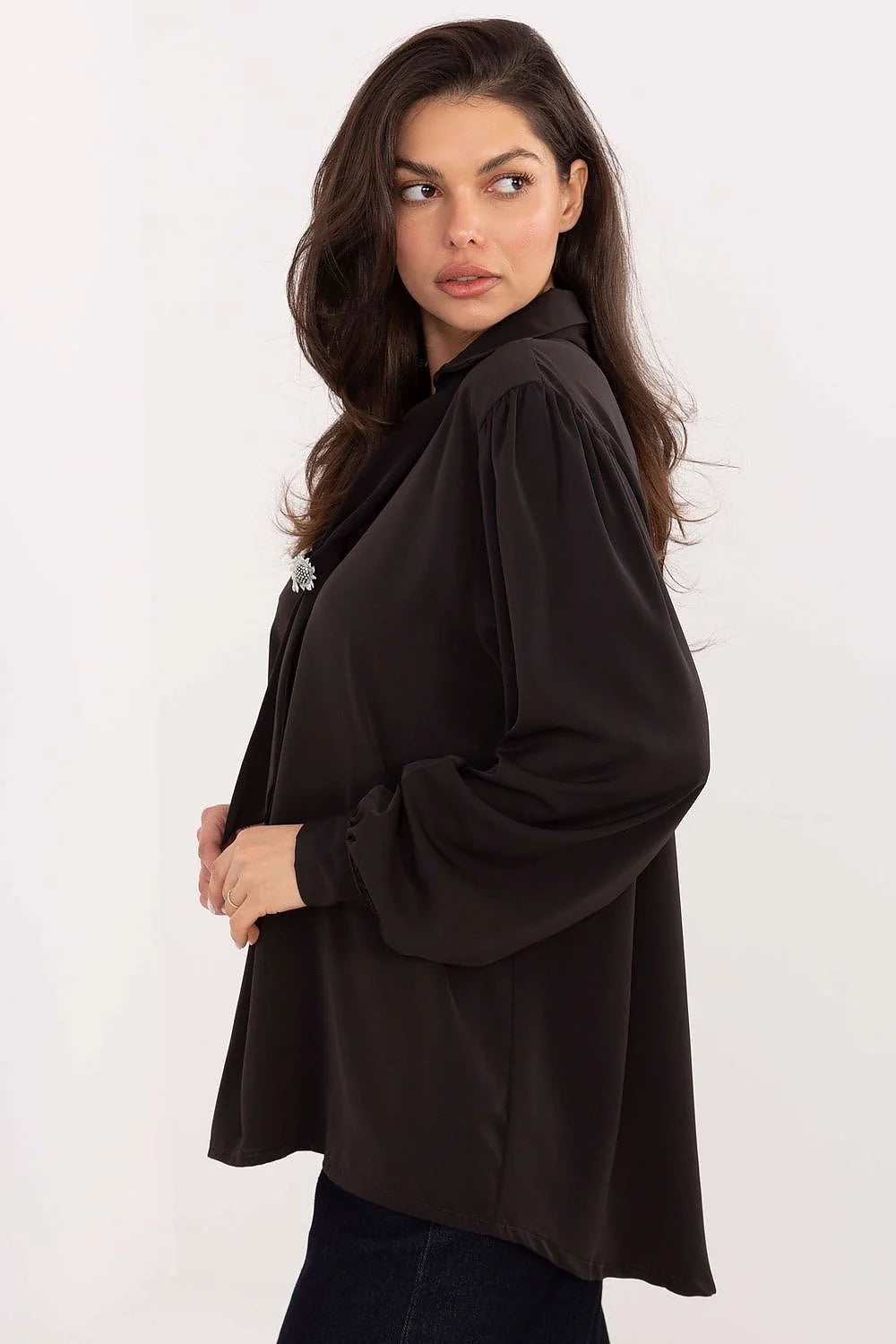 chemise élégante féminine minimaliste lisse polyester léger doux coupe allongée manches longues bouffantes décolleté V nœud broche amovible confortable