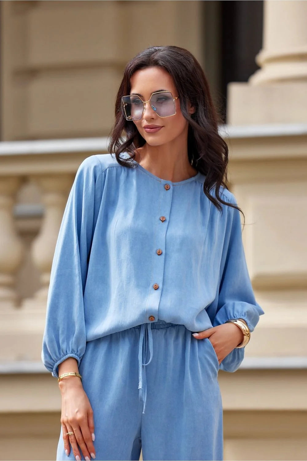 Chemise manche longue Roco Fashion loose fit style moderne tissu léger bleu ciel boutons en bois Tencel femme