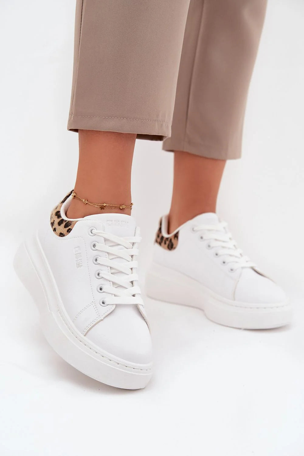 sneakers femme blanc similicuir plateforme semelle épaisse mousse intérieure matelassé talon contrefort imprimé léopard lacets œillets métalliques confortable