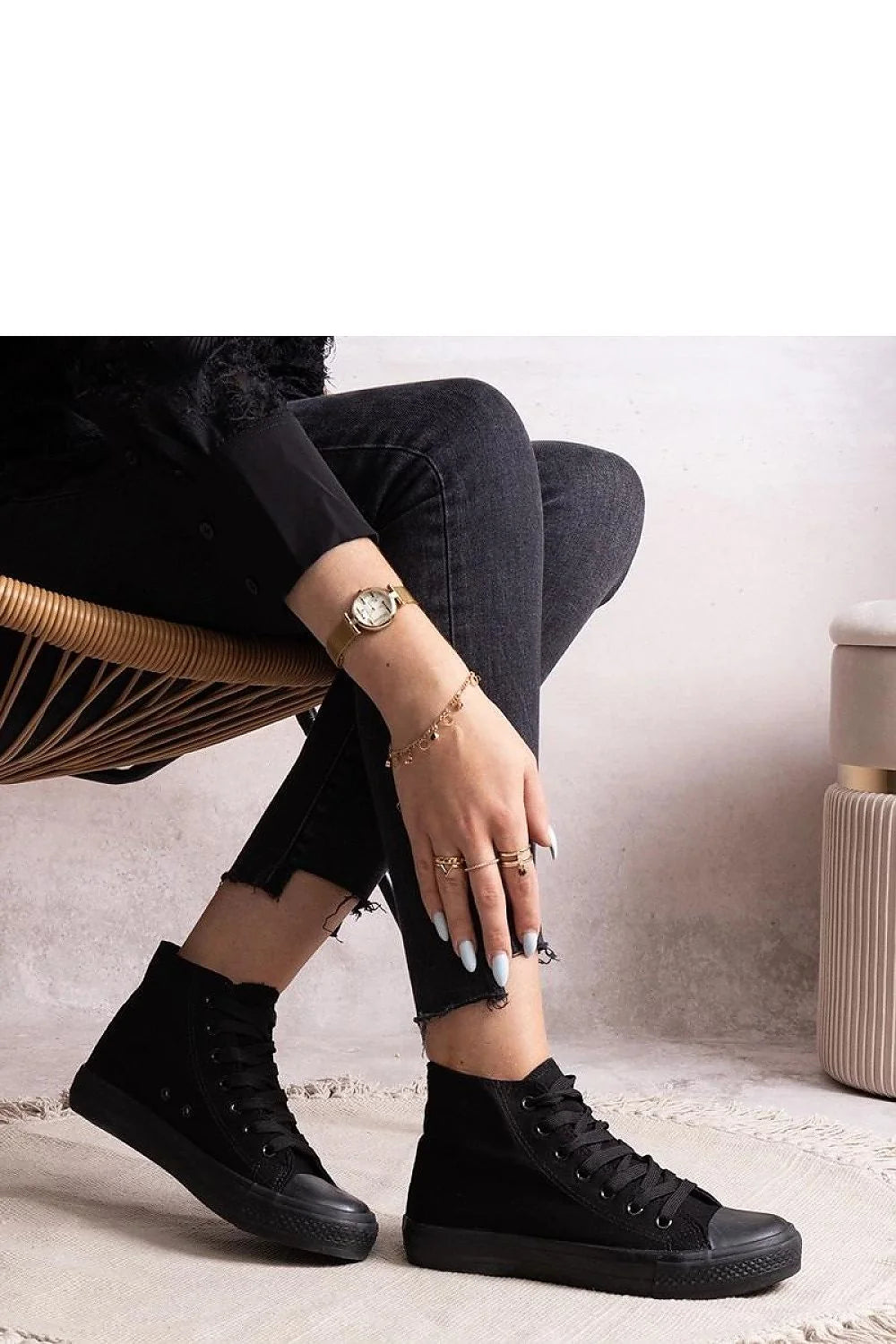 Baskets montantes femmes style urbain moderne couleur noire cuir synthétique semelle caoutchouc confortable tendance versatile