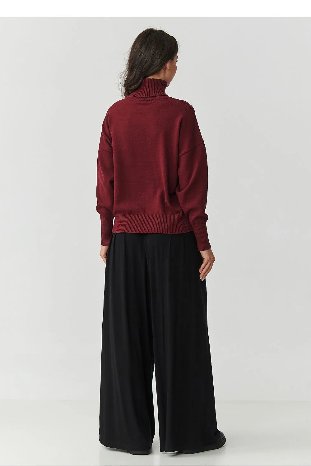 pull col roulé bordeaux maille douce oversize épaules tombantes manches longues finitions côtelées poignets élastiques ourlet côtelé casual chic