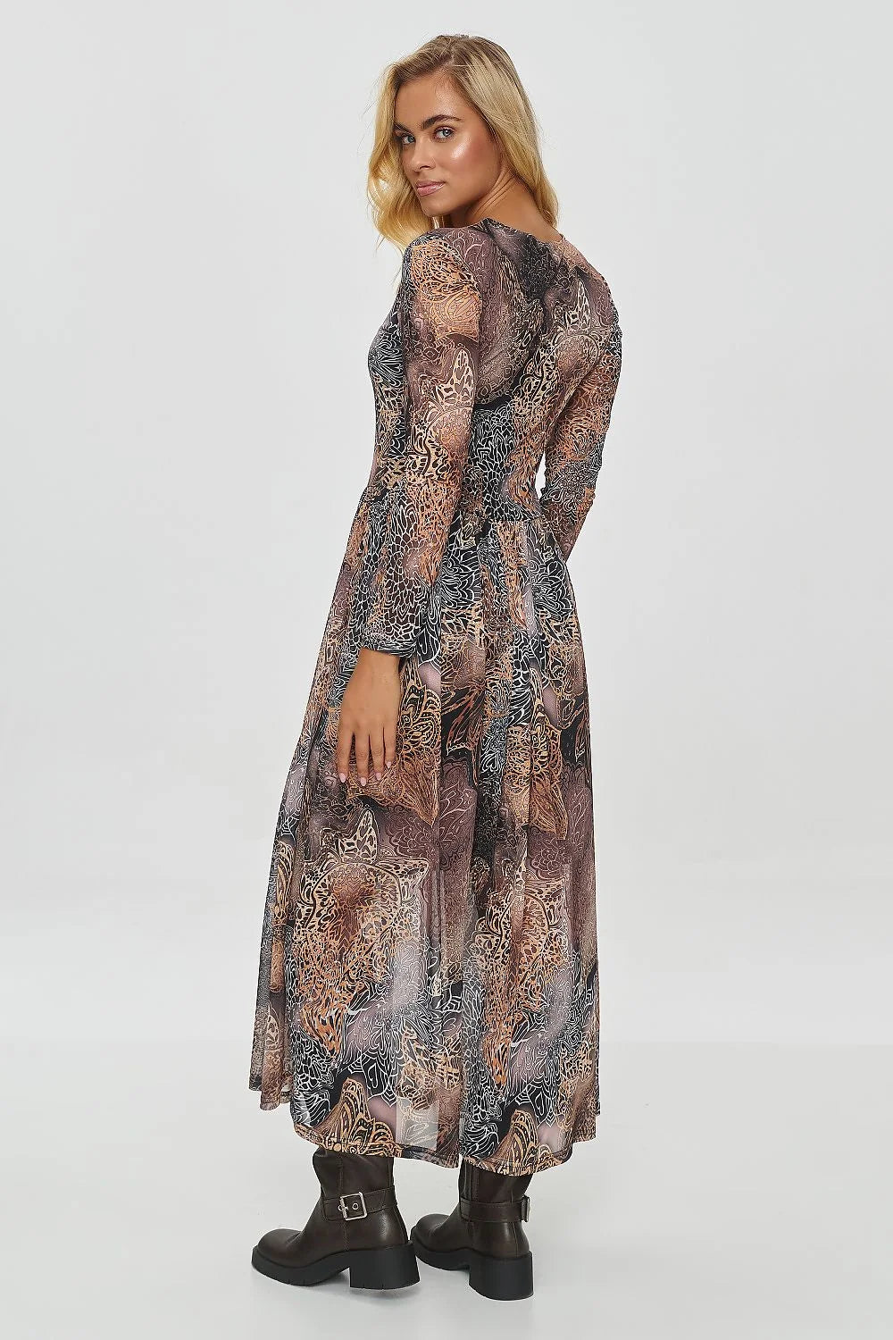 Robe de jour élégante longue manches longues encolure V tissu léger couleurs terreuses taille ajustable Makadamia pour femme