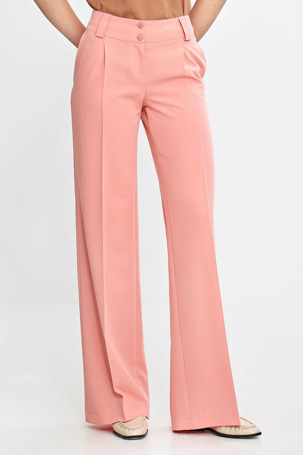 Pantalon élégant long pour femme en tissu synthétique rose saumon coupe évasée taille haute boutons pressions plis