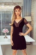 Chemise de nuit élégante en dentelle noire avec encolure V profond et manches courtes femme viscose douce