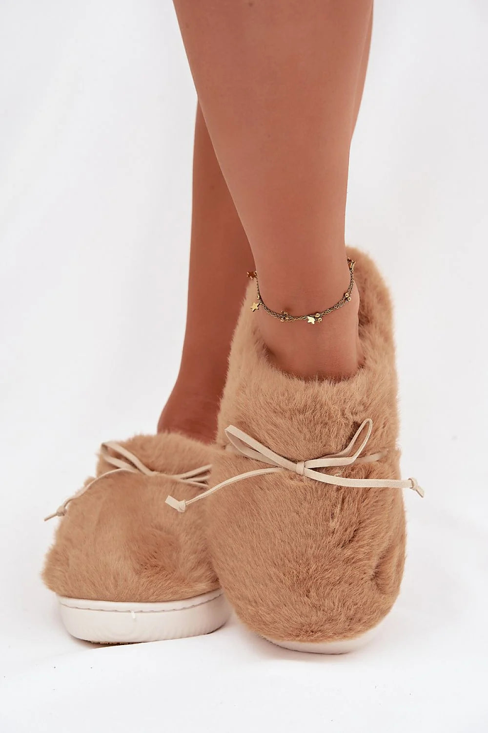 pantoufles femme fourrure fausse mules fermées beige camel noeud décoratif pelucheux intérieur semelle blanche antidérapante caoutchouc maintien confortable