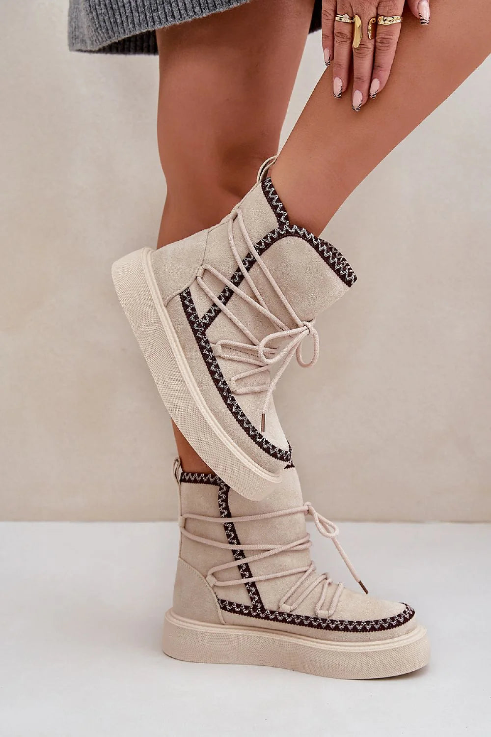 bottines femme montantes aprèsski urbain suédé beige crème écologique coutures zigzag noir lacets corde semelle plateforme épaisse antidérapante doublure chaude