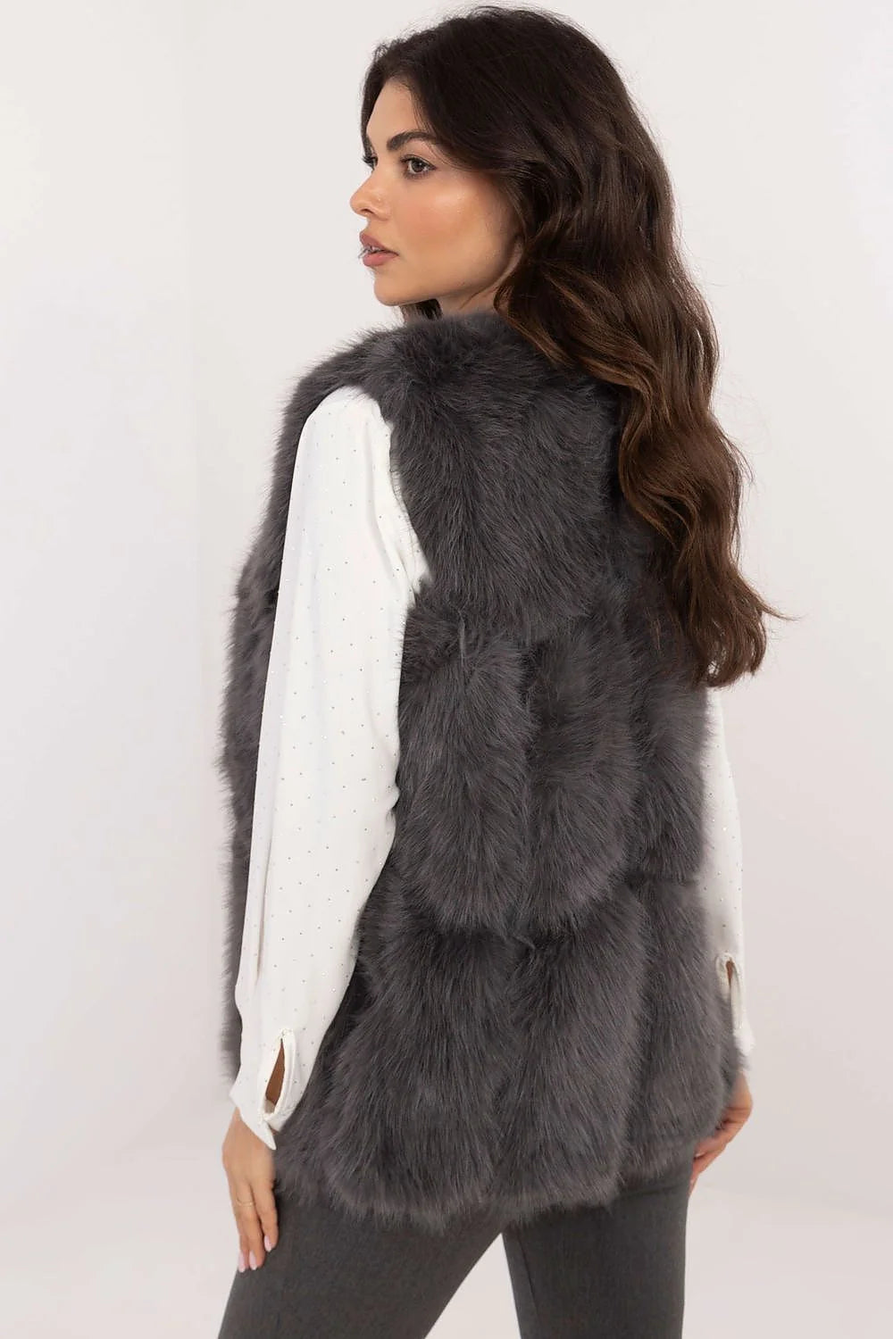 gilet sans manches fausse fourrure synthétique anthracite poils longs coupe droite mi hanche ouverture frontale poches latérales discrètes