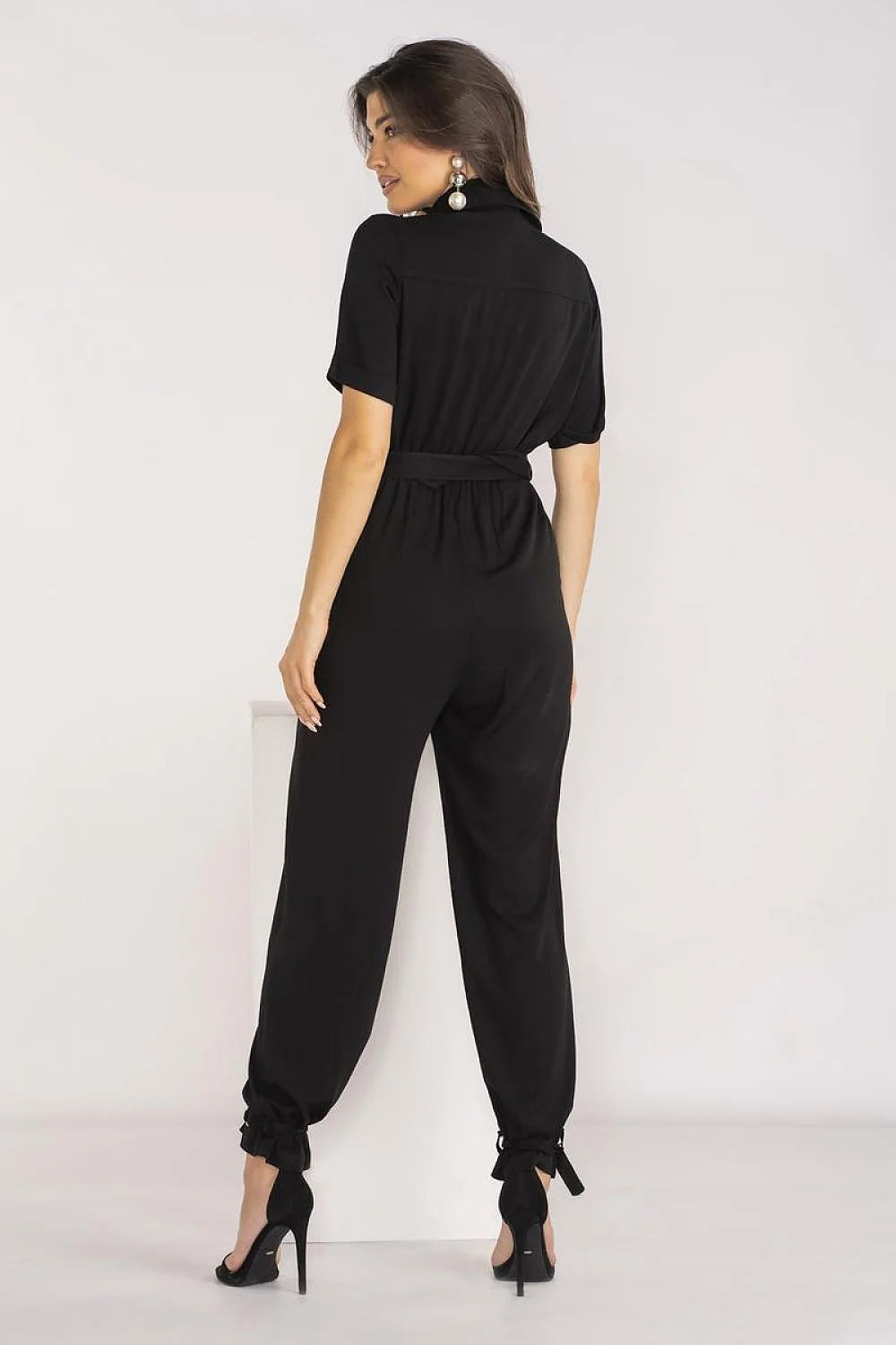 Combinaison élégante pour femme noire style moderne manches courtes taille ajustable poches latérales jambes longues fabrication en Pologne matière confortable