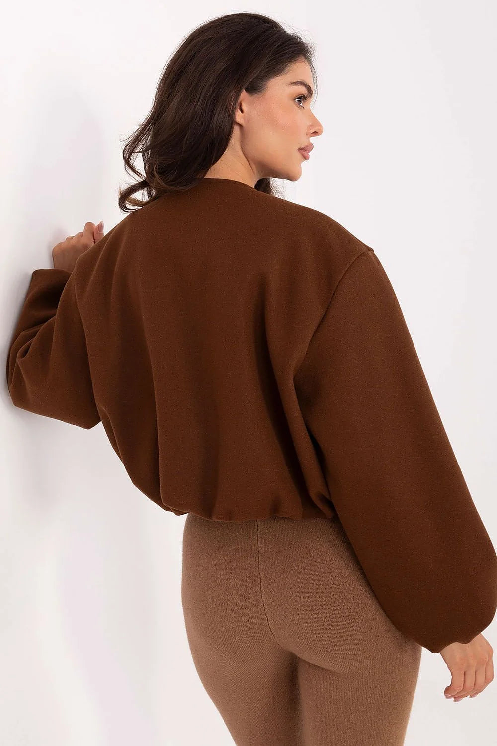 veste bomber courte zippée cropped oversize marron chocolat manches bouffantes col rond matière épaisse structurée ourlet poignets élastiqués