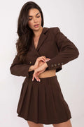 ensemble tailleur femme crop blazer marron chocolat col cranté double boutonnage manches longues jupe pantalon plissée mini taille haute évasée