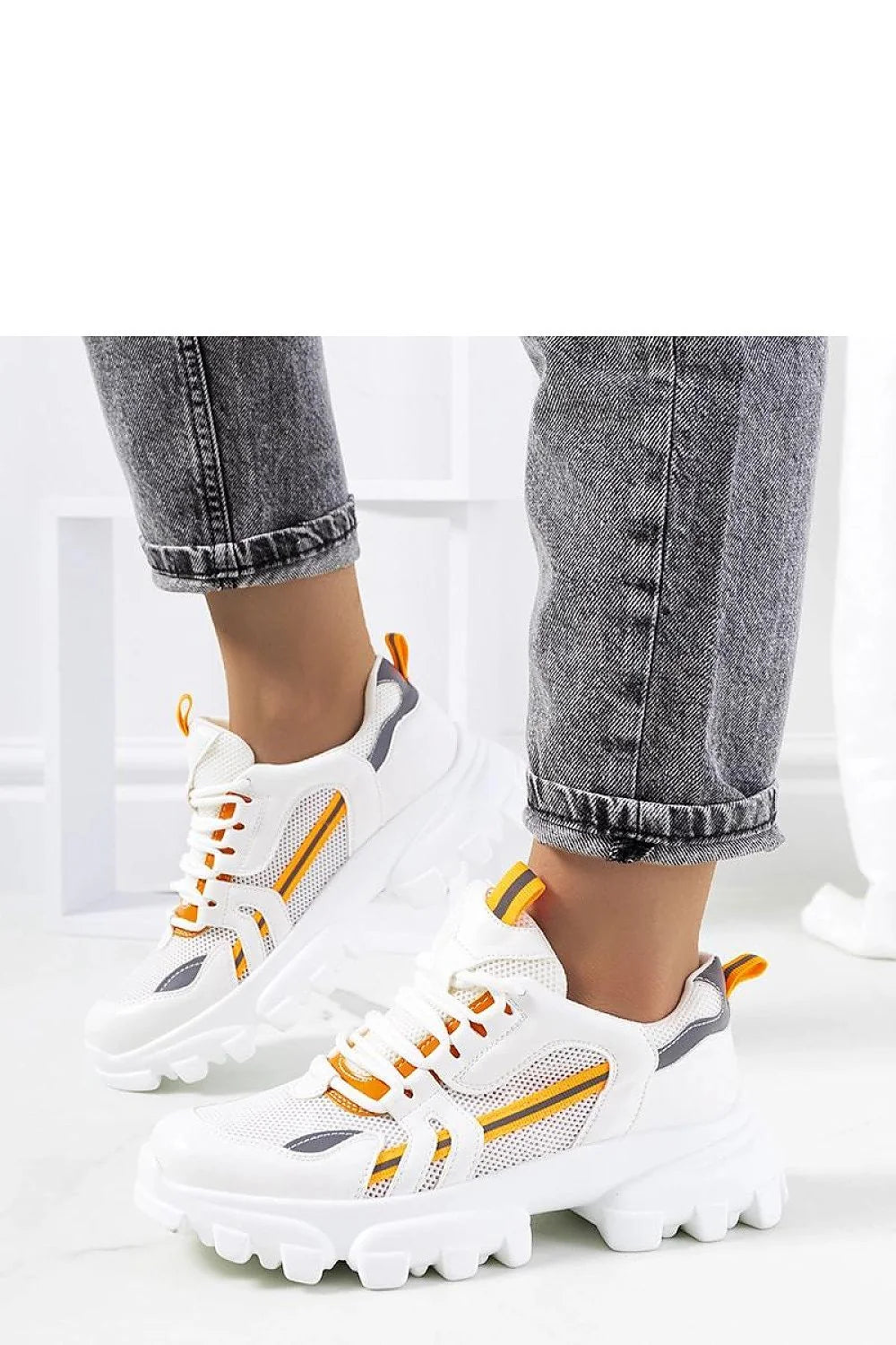 Baskets Solea femmes design moderne sportif semelle compensée haute cuir écologique tige maille lacets blancs