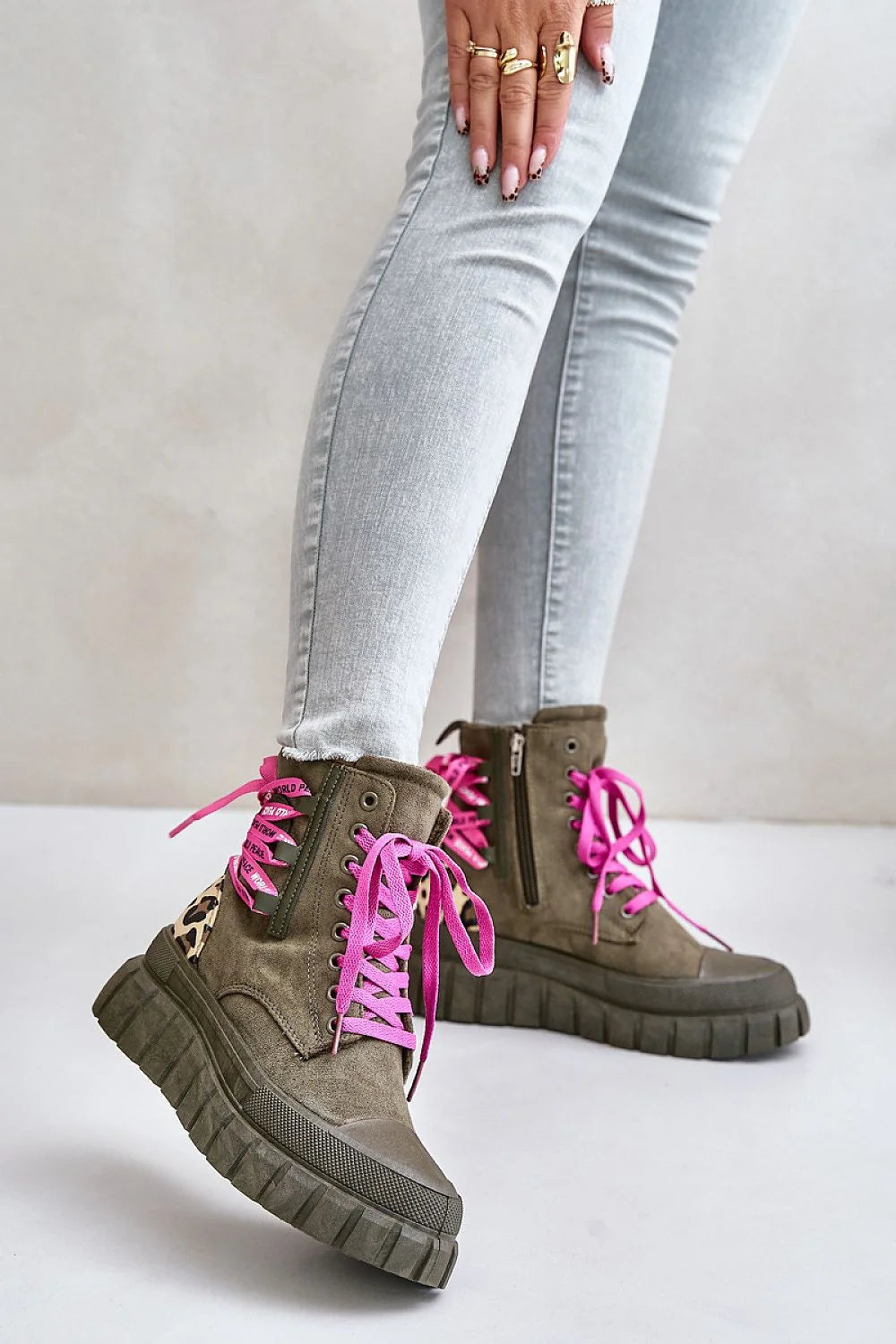 Bottes Step in style en suède éco-friendly, style audacieux, couleur kaki, laces roses, plateforme 5 cm, support cheville, occasion多种，femme élégante