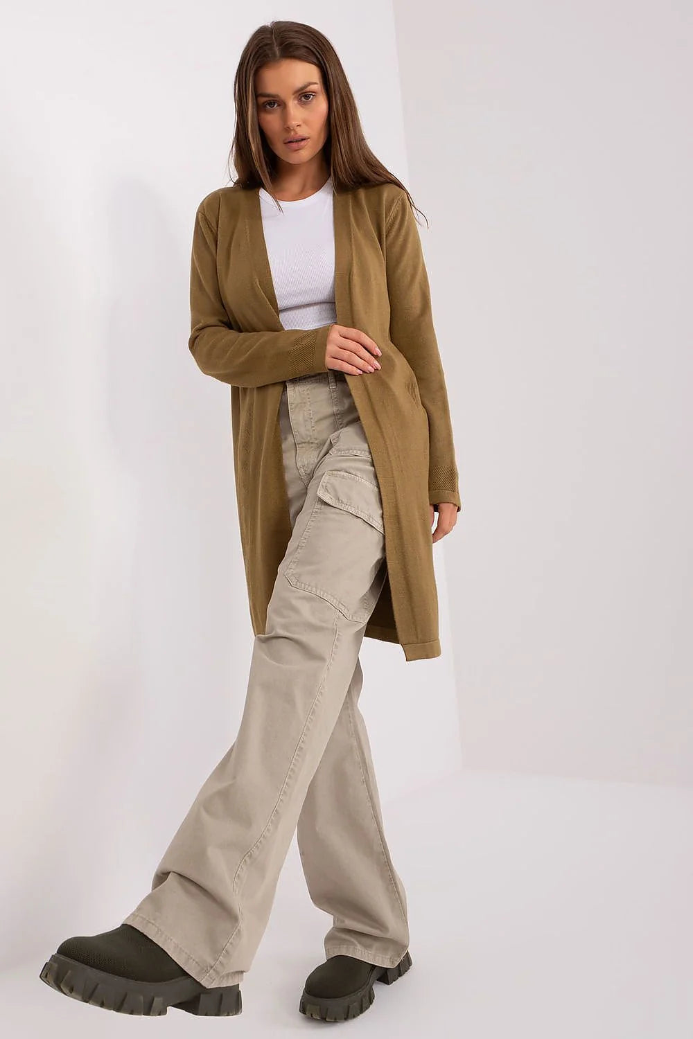 Cardigan long féminin en maille kaki sans fermeture manches longues coupe droite superposable occasion quotidienne