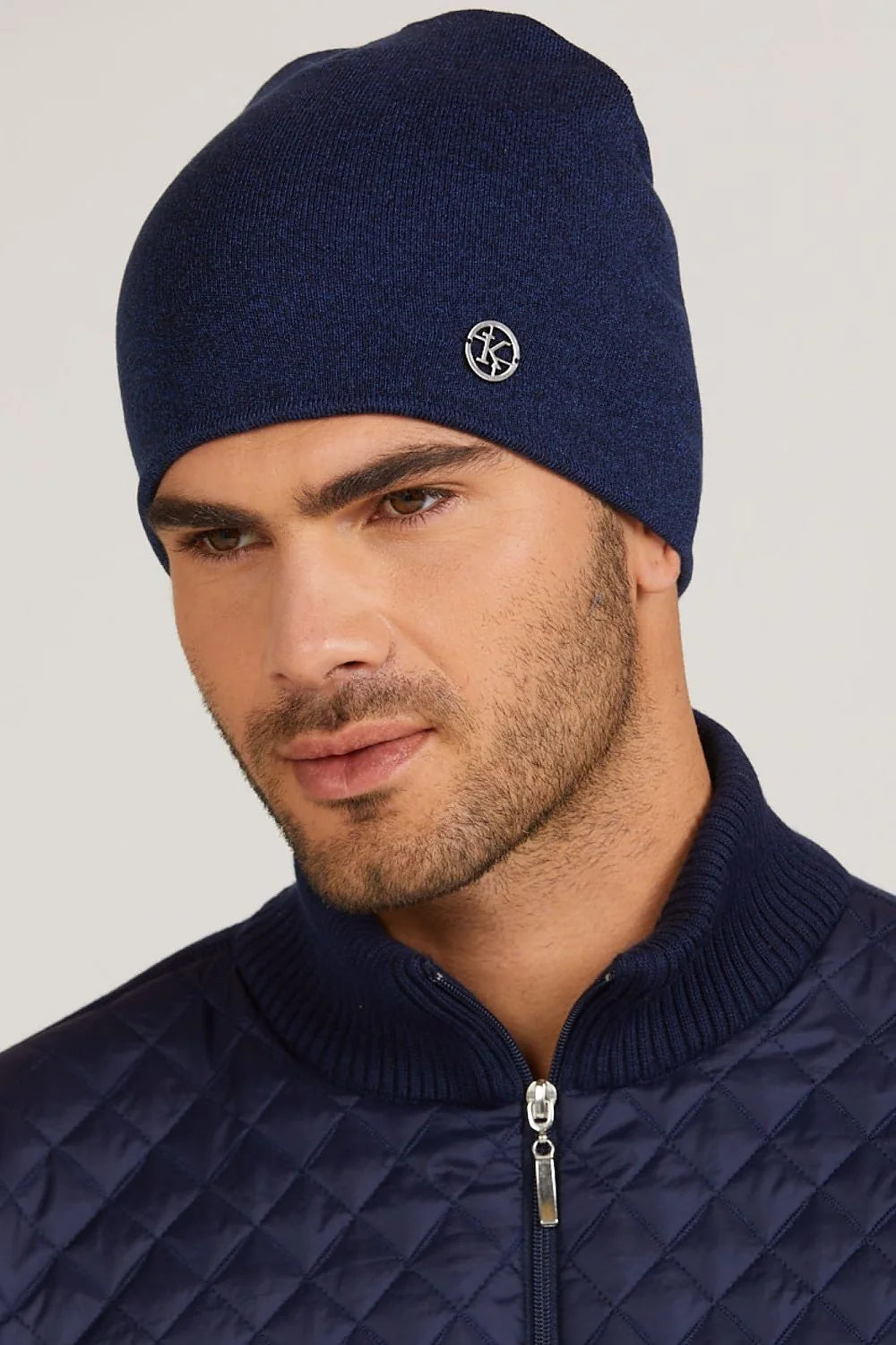 Casquette Kamea en laine mérinos pour femme, style épuré, hiver 2023, mode intemporelle, coloris navy, matériau doux, logo discret, coupe ajustée, accessoire trendy