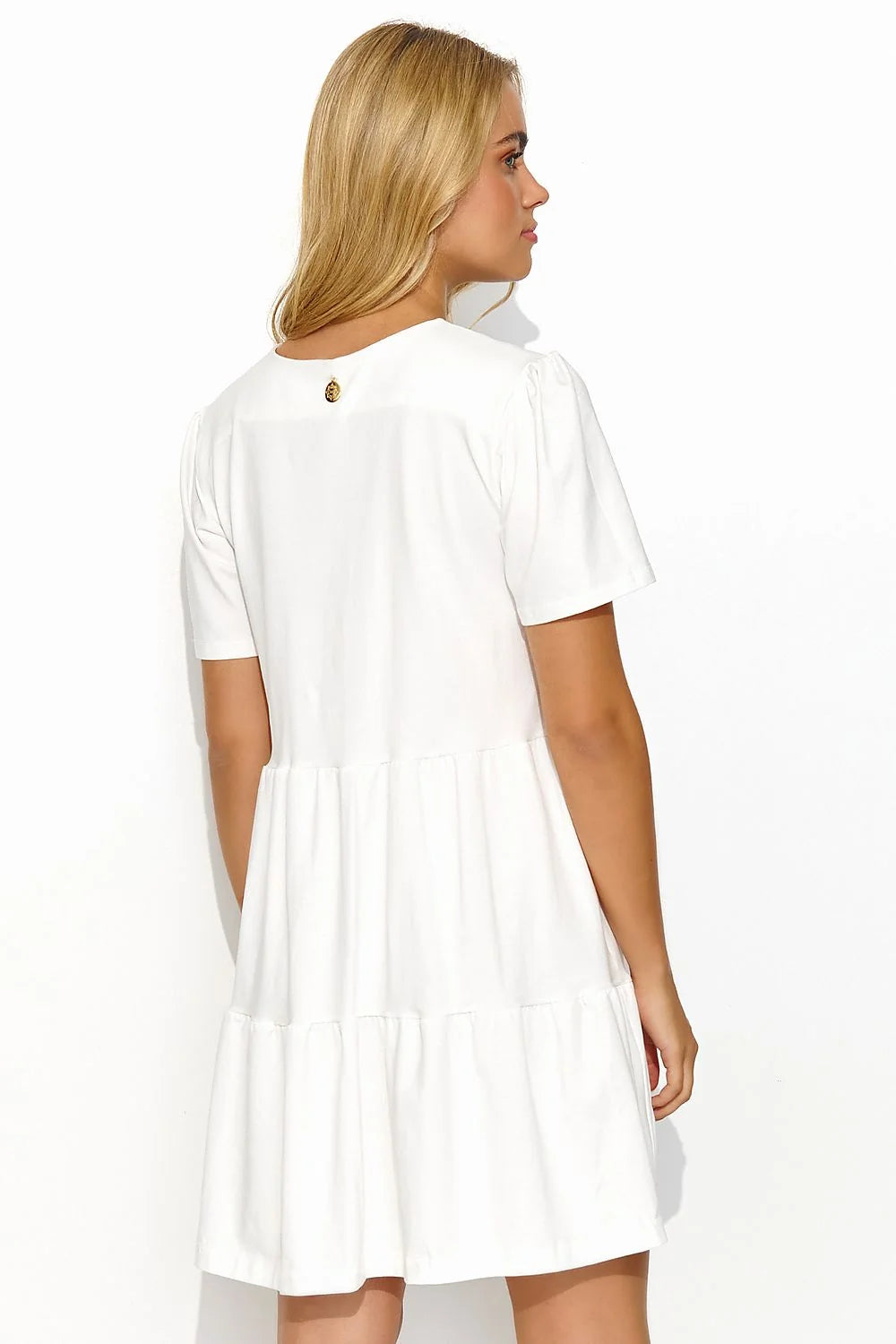 Robe de jour Makadamia en maille légère manches courtes encolure en V finitions minimalistes couleur blanc immaculé pour femmes occasionnelles été