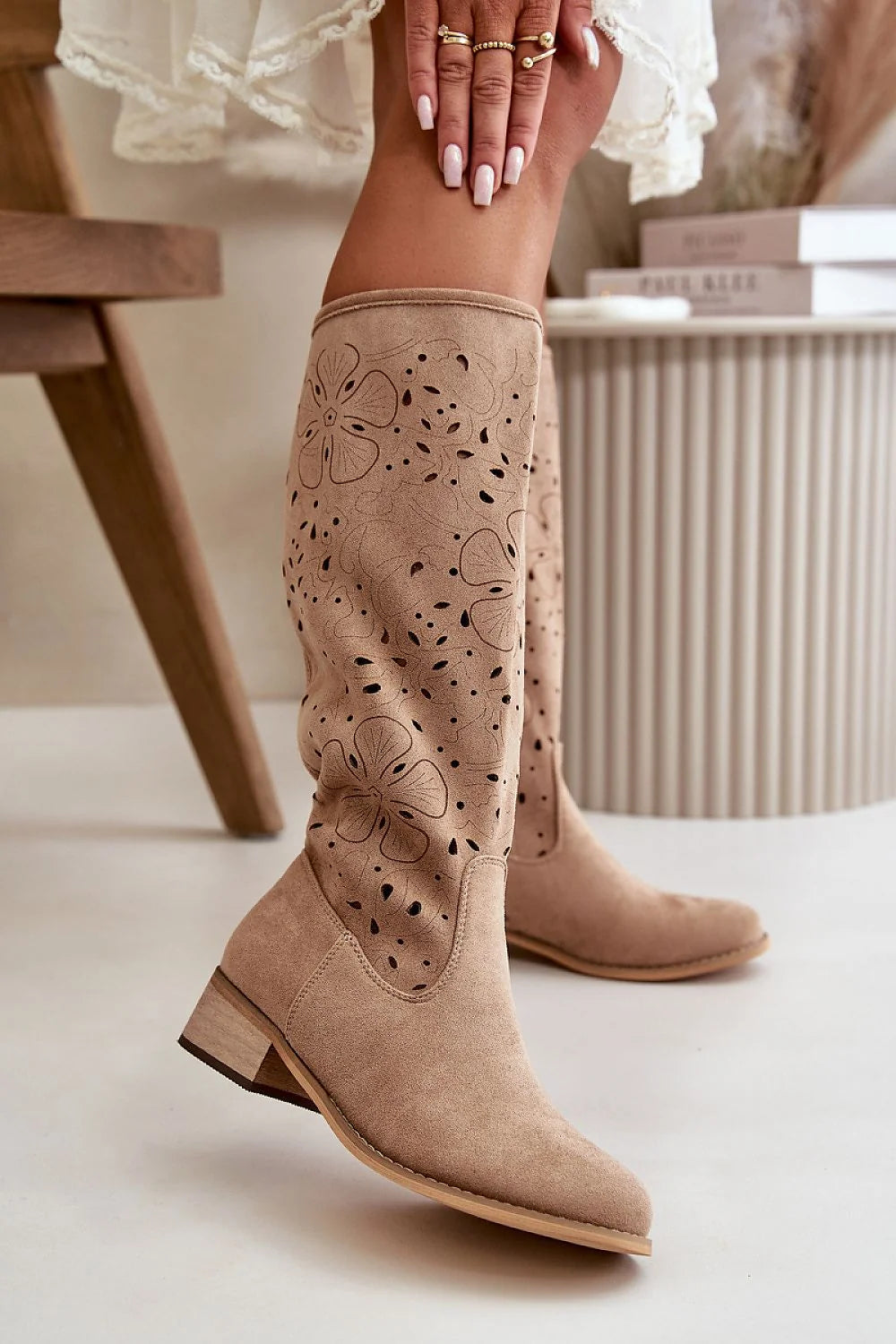 Bottes ajourées en daim floral pour femmes, style bohème, talon bois, beige sable, high cut, confort tout la journée, mode élégante