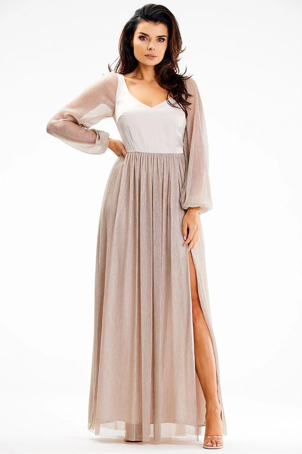 robe longue élégante soirée cérémonie satin blanc jupe plissée taupe fluide fente haute décolleté V manches longues taille ajustée scintillante