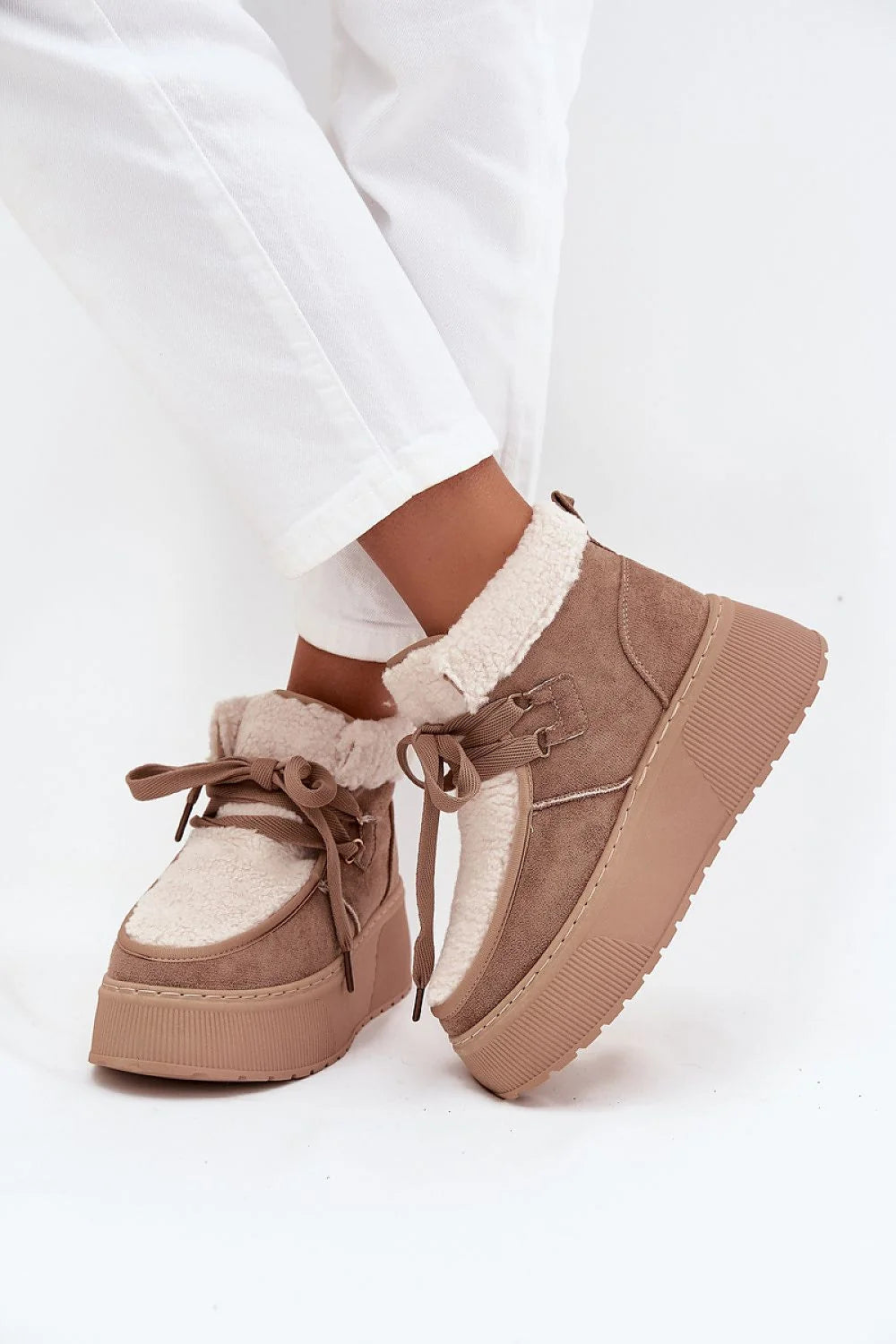 bottes neige femme suédine douce enfilables lacets larges doublure fourrure chaleureuses confortables plateforme épaisse semelle crantée camel sherpa écru élégantes