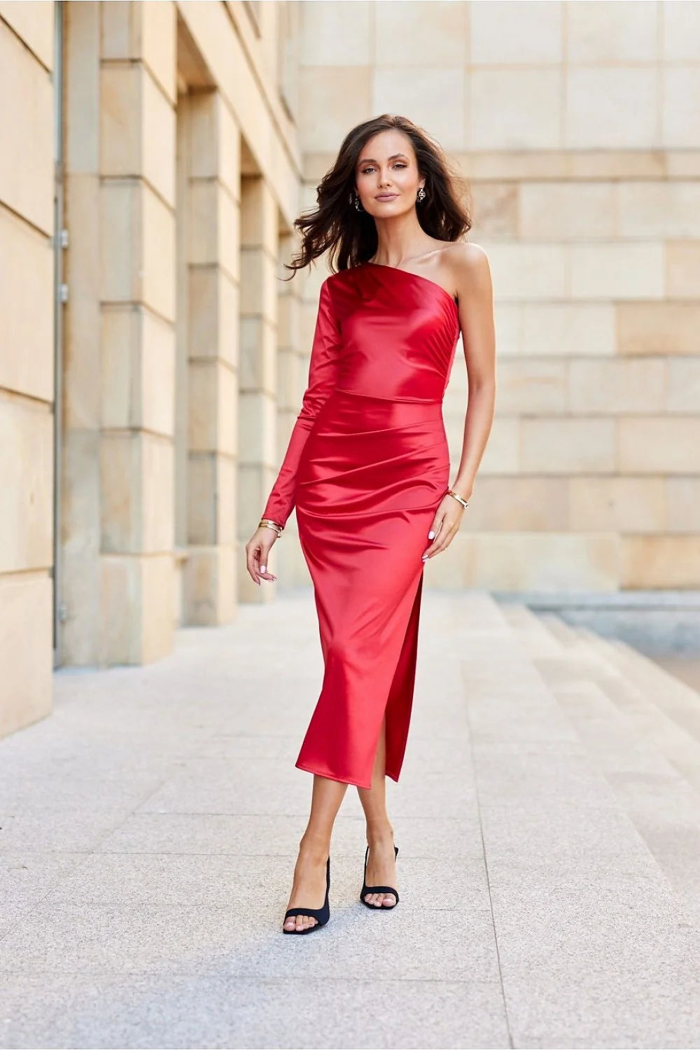 Robe de soirée asymétrique longue manche longue couleur rouge audacieuse femme style moderne coupe unique fente jambe satinée