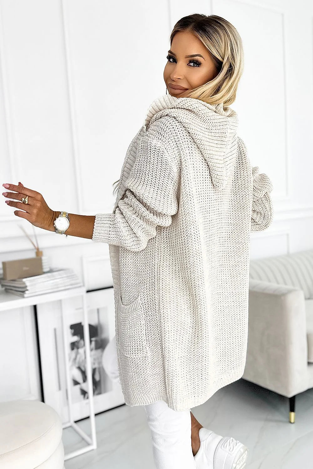 Cardigan long pour femme en maille épaisse beige clair style chic et décontracté coupe ample col châle poches latérales logo Numoco fabrication européenne