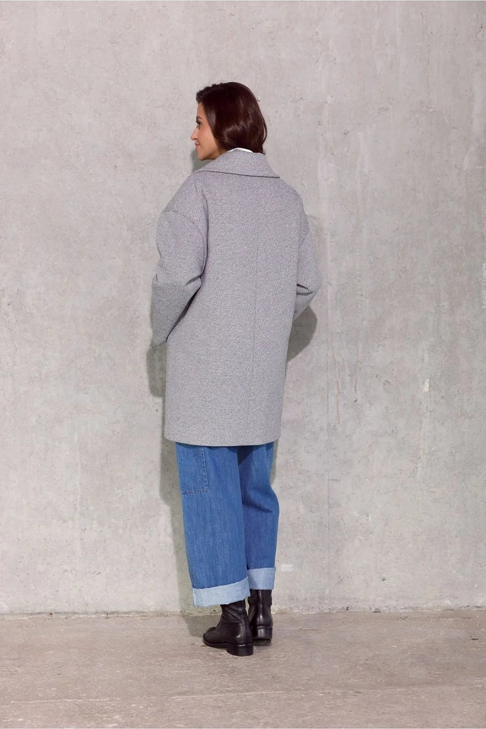 Veste Roco Fashion pour femmes, style moderne chic, coupe ample oversize, épaules abaissées, tissu laine, boutons métalliques, poches latérales, doublure matelassée, coloris gris intemporel, occasion quotidienne
