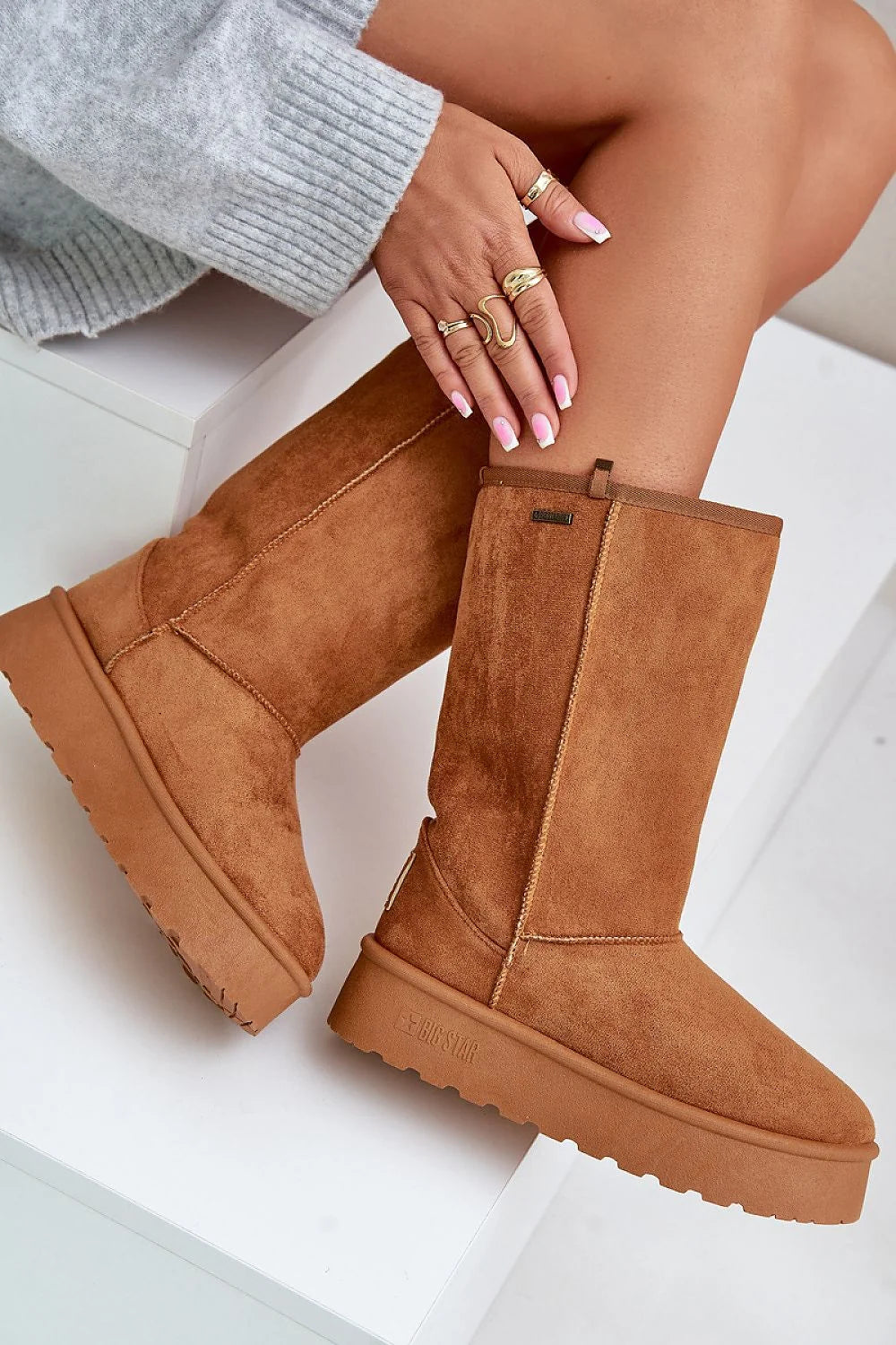 bottes neige femme suédine écologique fourrure doublées plateforme crantée antidérapante imperméable mi mollet camel confortable chaude semelle caoutchouc bout rond