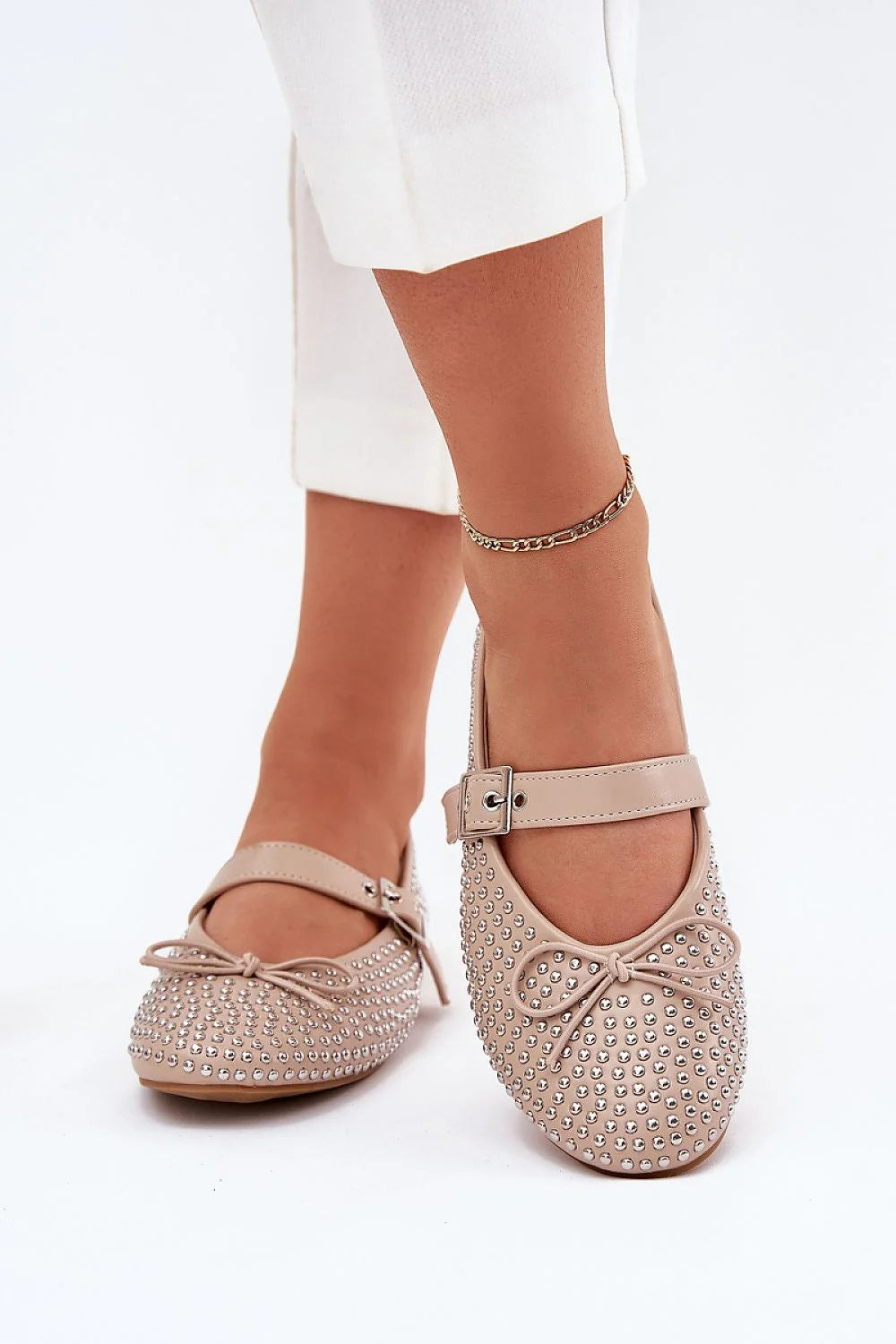 Ballerines pour femmes en similicuir beige, design moderne, détails métalliques, confort tout la journée, élégance intemporelle