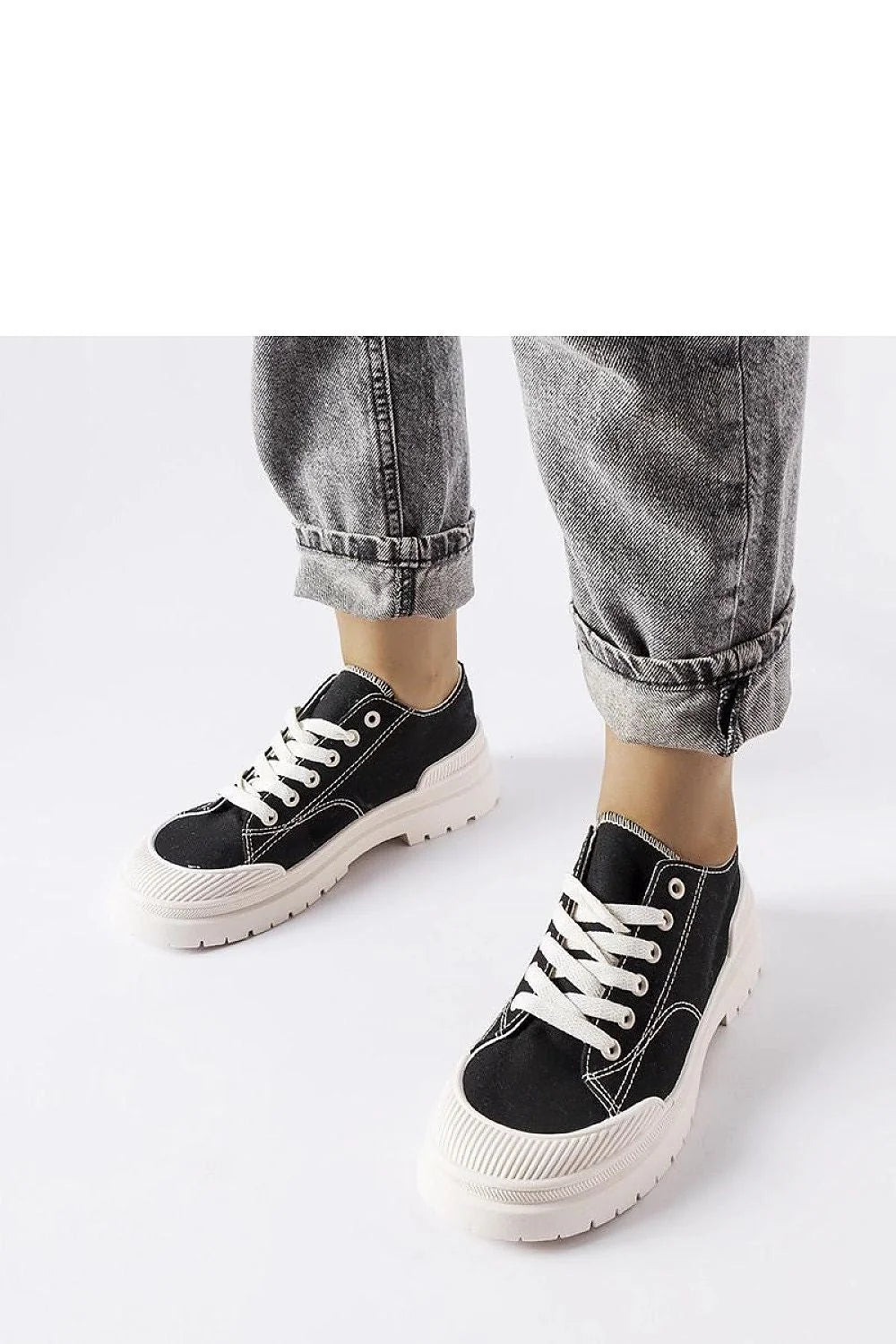 Baskets classiques contemporaines femme tissu noir lacets blancs semelle épaisse texture relief urban casual été