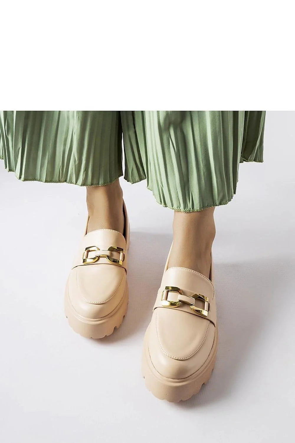 Moccasins femmes design moderne élégant beige clair semelle épaisse chaîne métal doré en cuir confortable