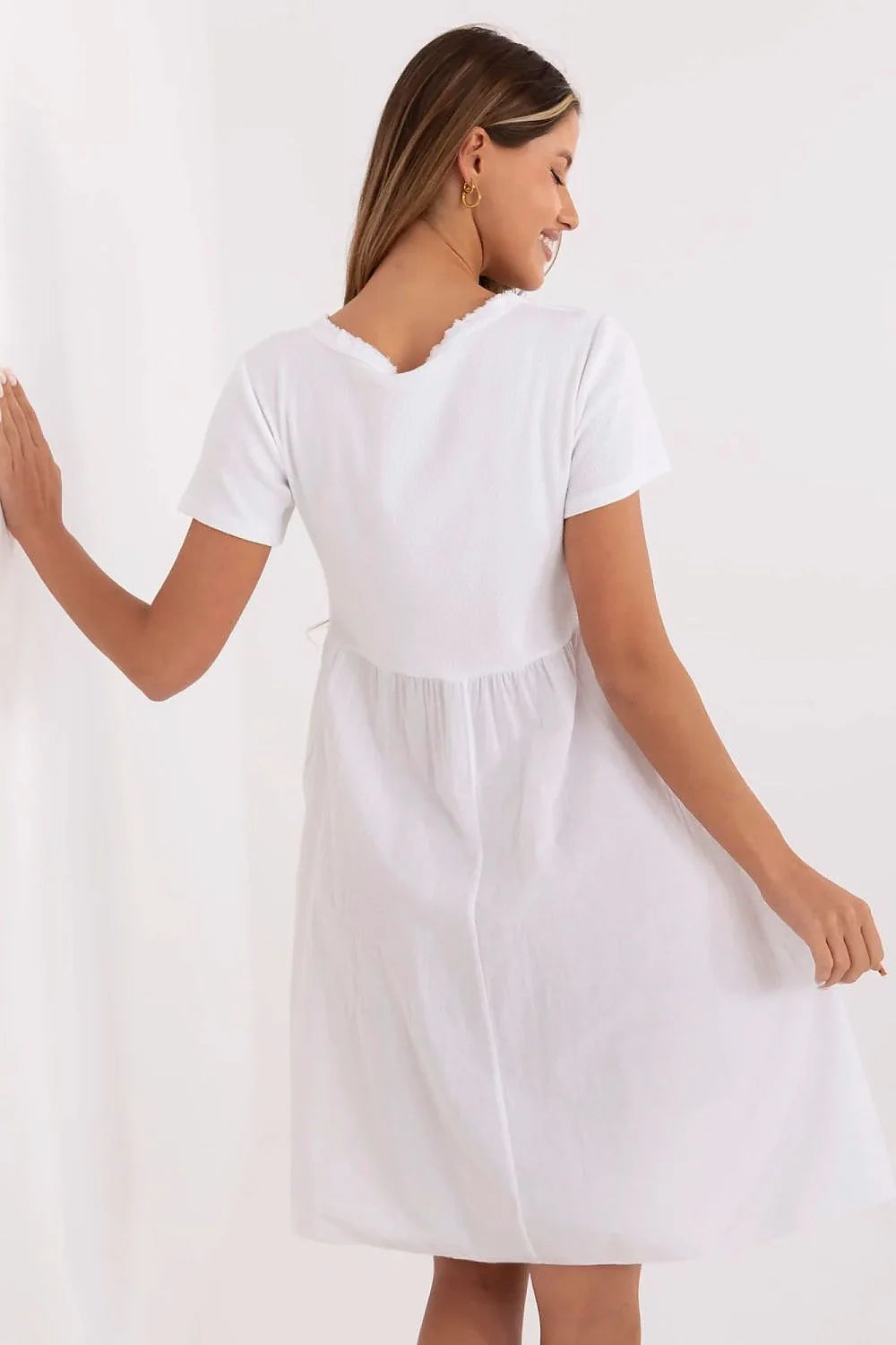 Robe d'été midi manches courtes col V tissu côtelé jupe ample taille empire poches latérales couleur blanche femme Italy Moda