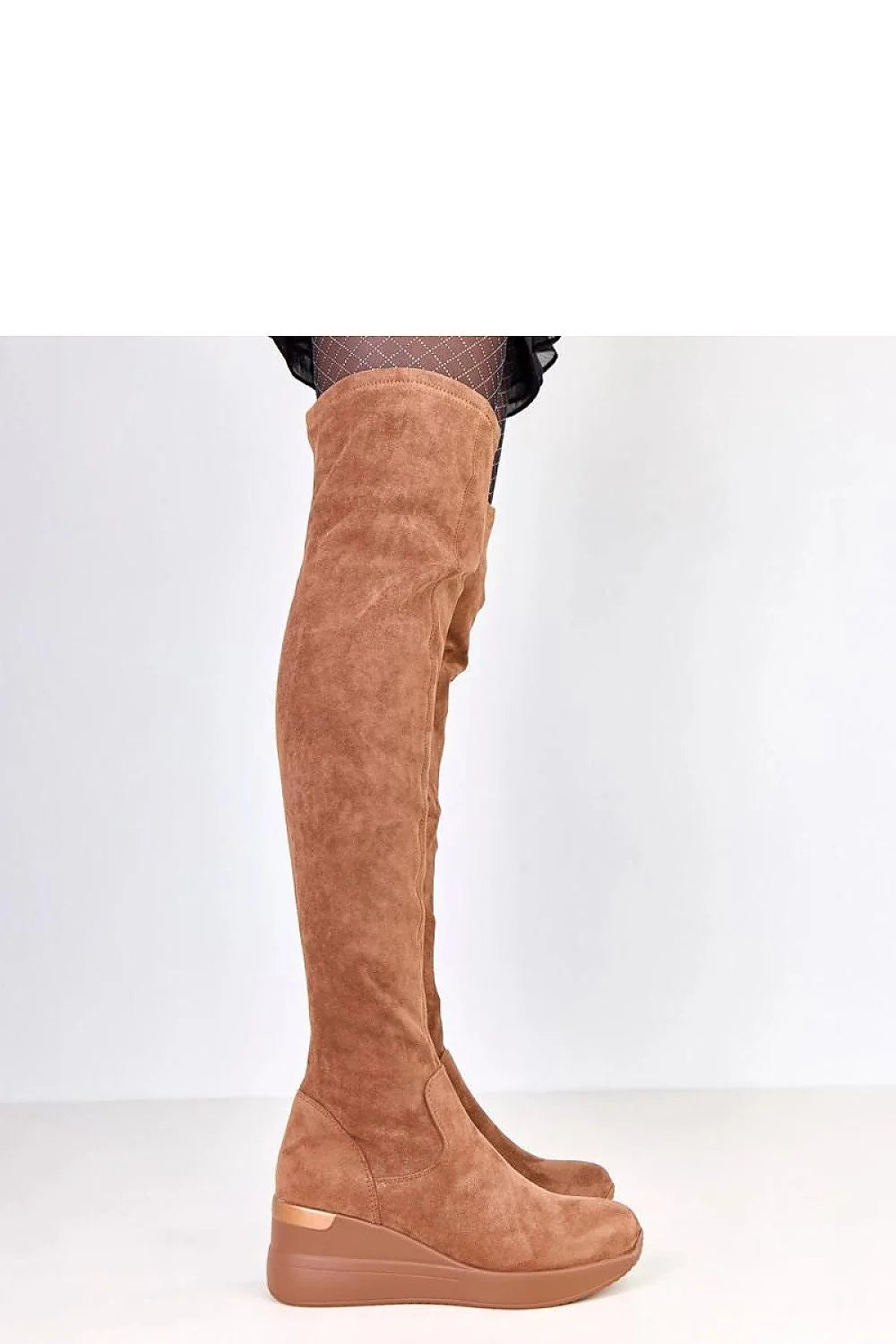 bottes cuissardes femme suédine camel tige haute genou ajustée talon compensé insert métallique plateforme bout arrondi fin doublure fourrure synthétique