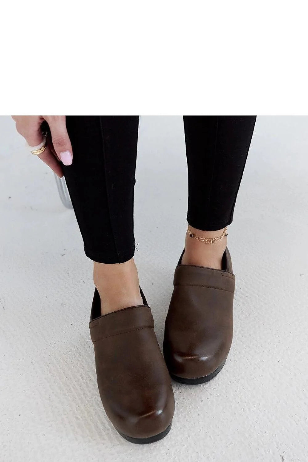 Chaussures pour femmes style sabot couleur marron chaîne dorée confortable élégance quotidienne mode moderne
