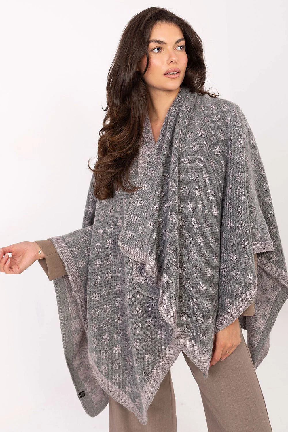 poncho femme acrylique maille jacquard gris anthracite motifs floraux étoiles rose pâle coupe oversize drapée asymétriques bords contrastés