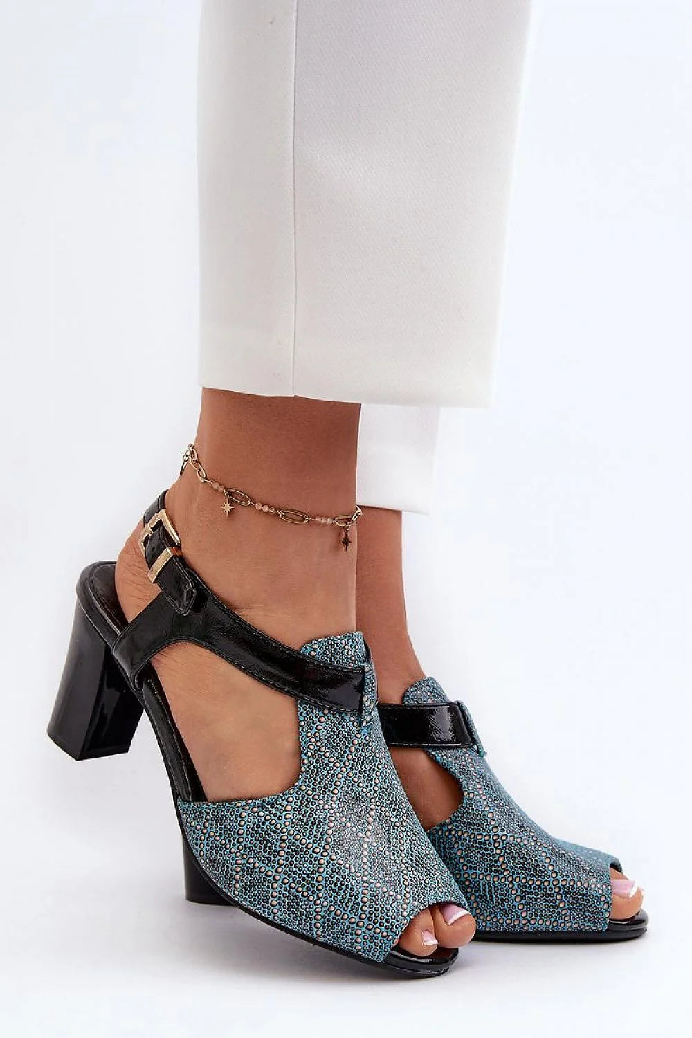 sandales femmes élégantes contemporaines talon bloc stable cuir artificiel texturé turquoise pailleté brides vernis noir boucle dorée réglable confortable sophistiquées