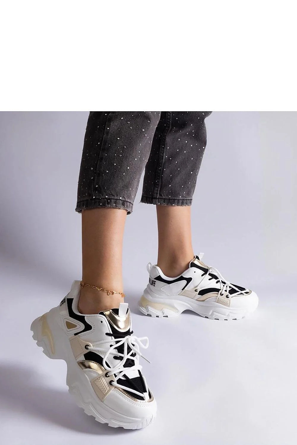 Baskets urbaines audacieuses blanc et noir détails dorés cuir écologique semelle épaisse lacets personnalisables femme