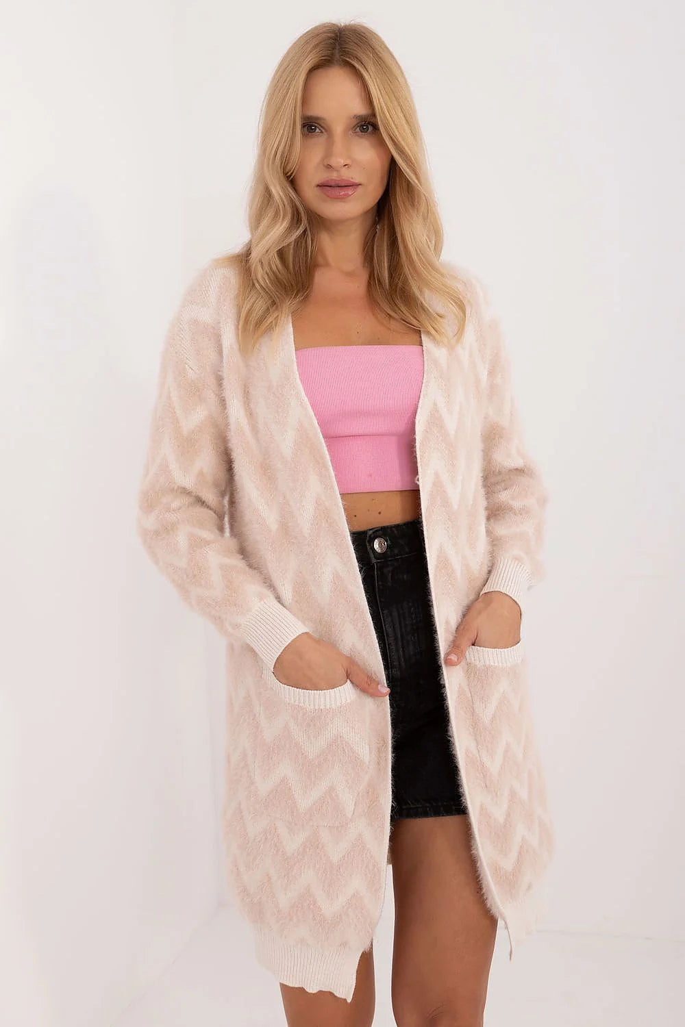 cardigan maille chevron mi cuisses oversize duveteuse moelleuse rose poudré poches plaquées manches longues bordures côtelées coupe ample confortable superposition