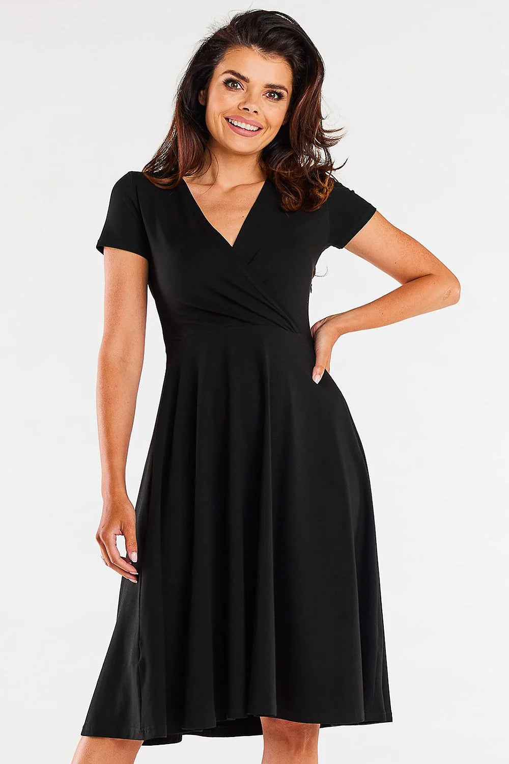 robe midi noire cache coeur manches courtes taille marquée jupe évasée tissu fluide extensible tombé chic polyvalente bureau soirée cérémonie
