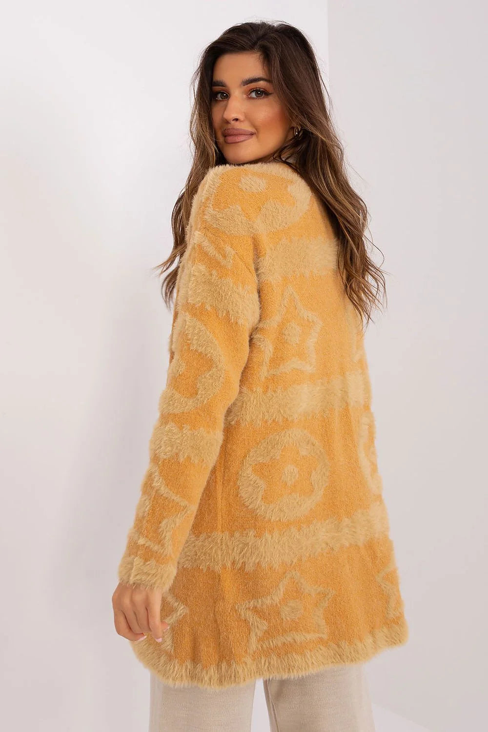 Cardigan femme motifs floraux/géométriques couleurs beige clair et camel longueur midi manches longues sans fermeture poches intégrées