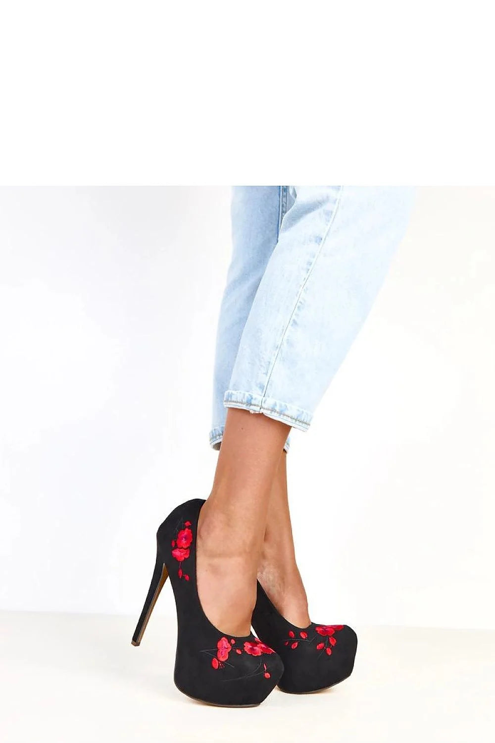escarpins femme talons aiguilles élancés plateforme haute suédine noire bout pointu broderie fleurs rouges slipon doublure cuir écologique