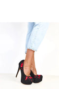 escarpins femme talons aiguilles élancés plateforme haute suédine noire bout pointu broderie fleurs rouges slipon doublure cuir écologique