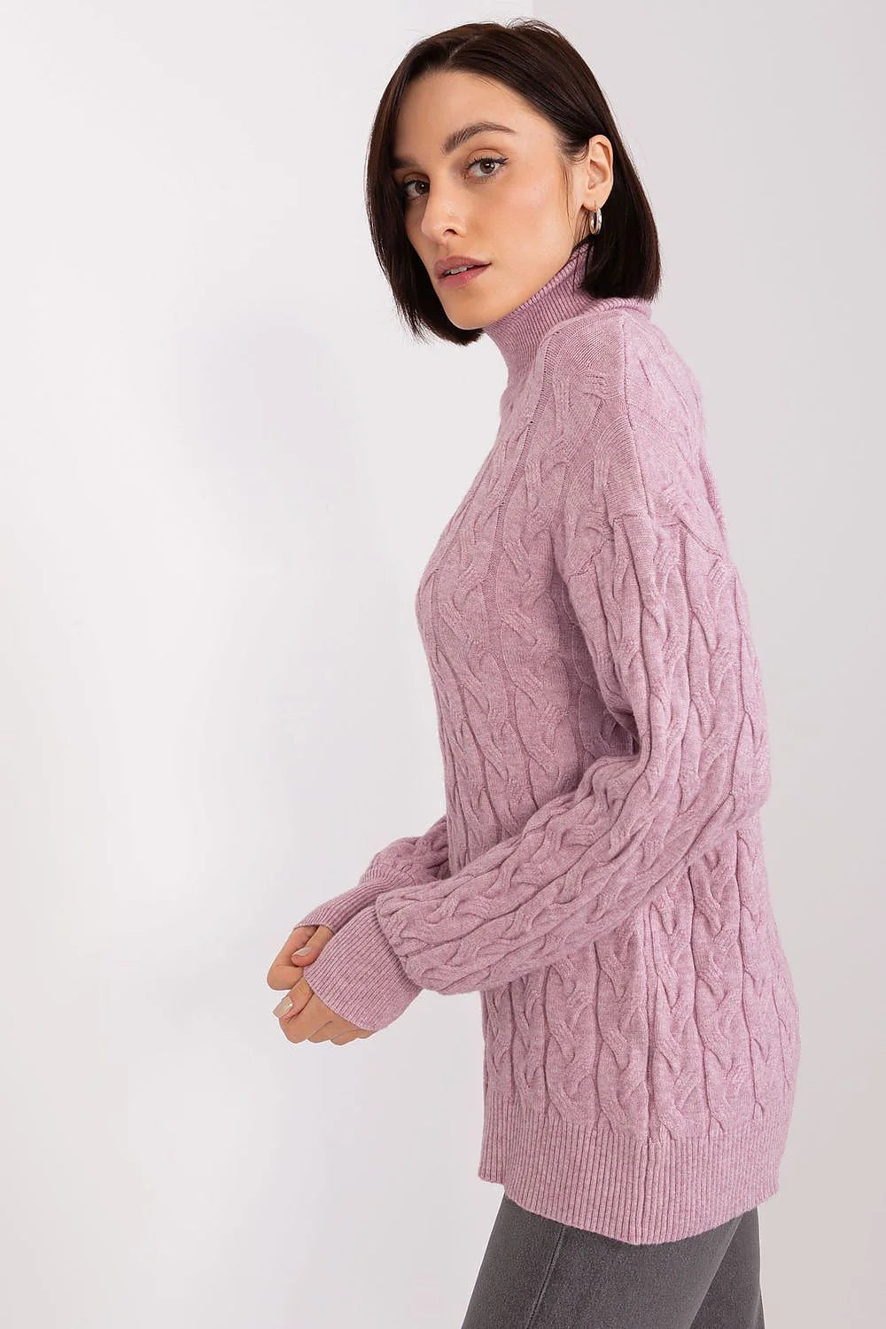 Pull-over torsadé pour femme en maille écossaise couleur mauve pastel manches longues col montant finitions côtelées coupe ample matière douce et chaude