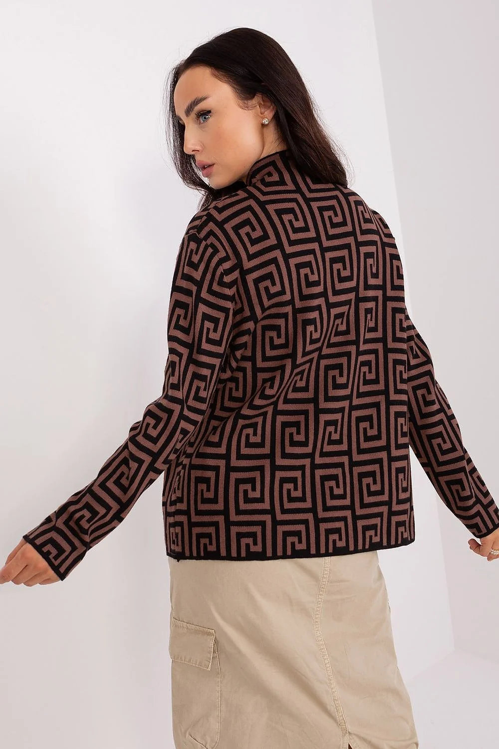 Pull pour femmes manches longues design structuré motif géométrique labyrinthe couleur beige-rose tissu tricoté coupe ample col montant poches zippées modernes style élégant