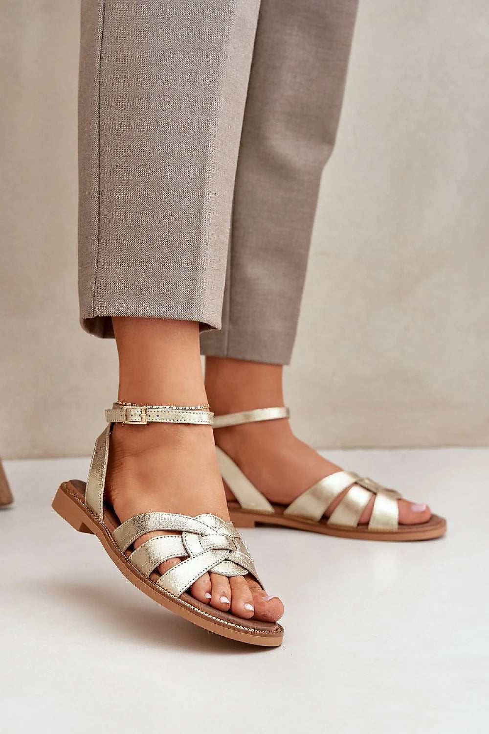 Sandales pour femmes élégantes ouvertes dorées cuir haute qualité talon plat bride ajustable occasionnels estivales