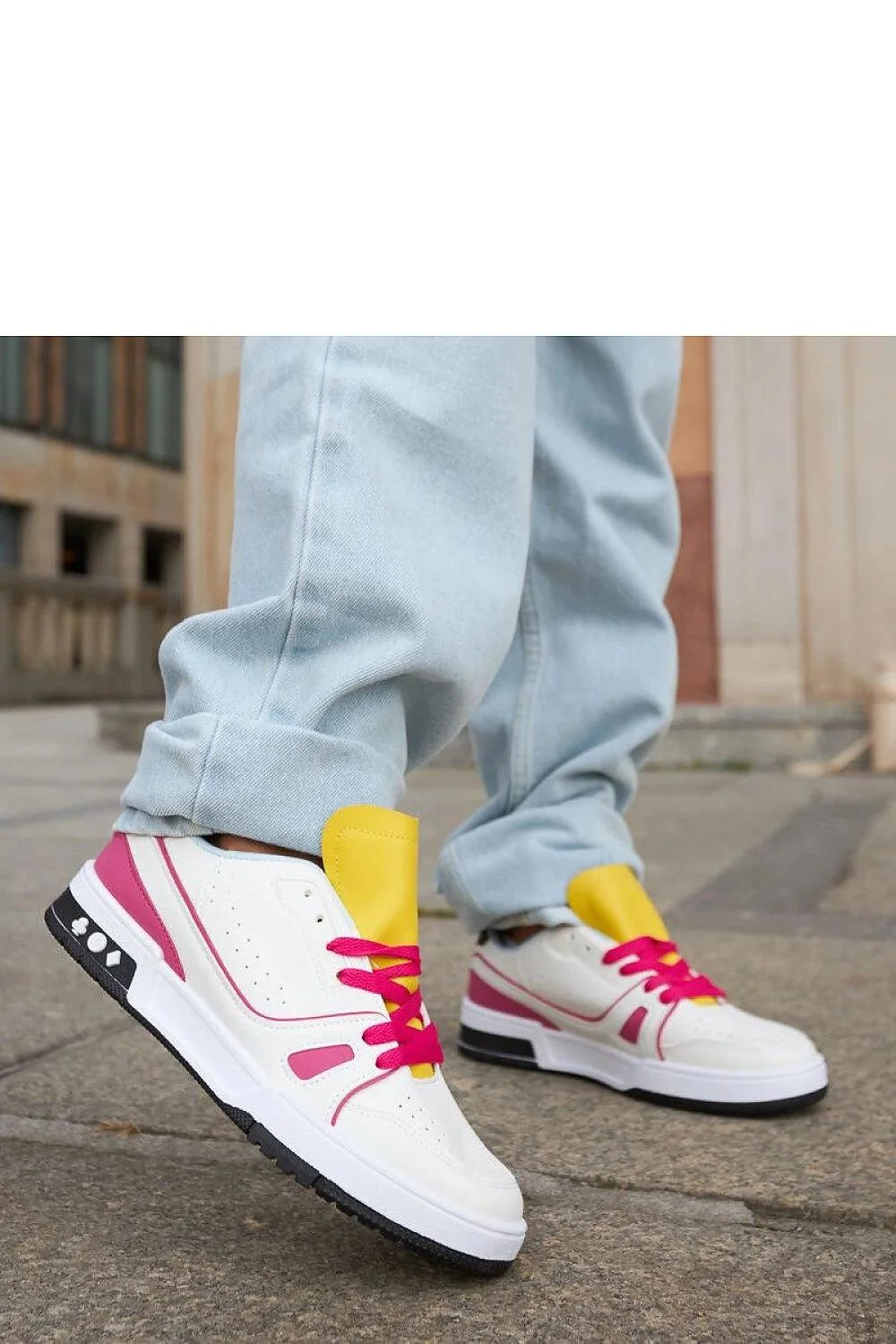baskets femmes solea blanches accents fuchsia lacets rose vif languette jaune semelle épaisse noire cuir synthétique