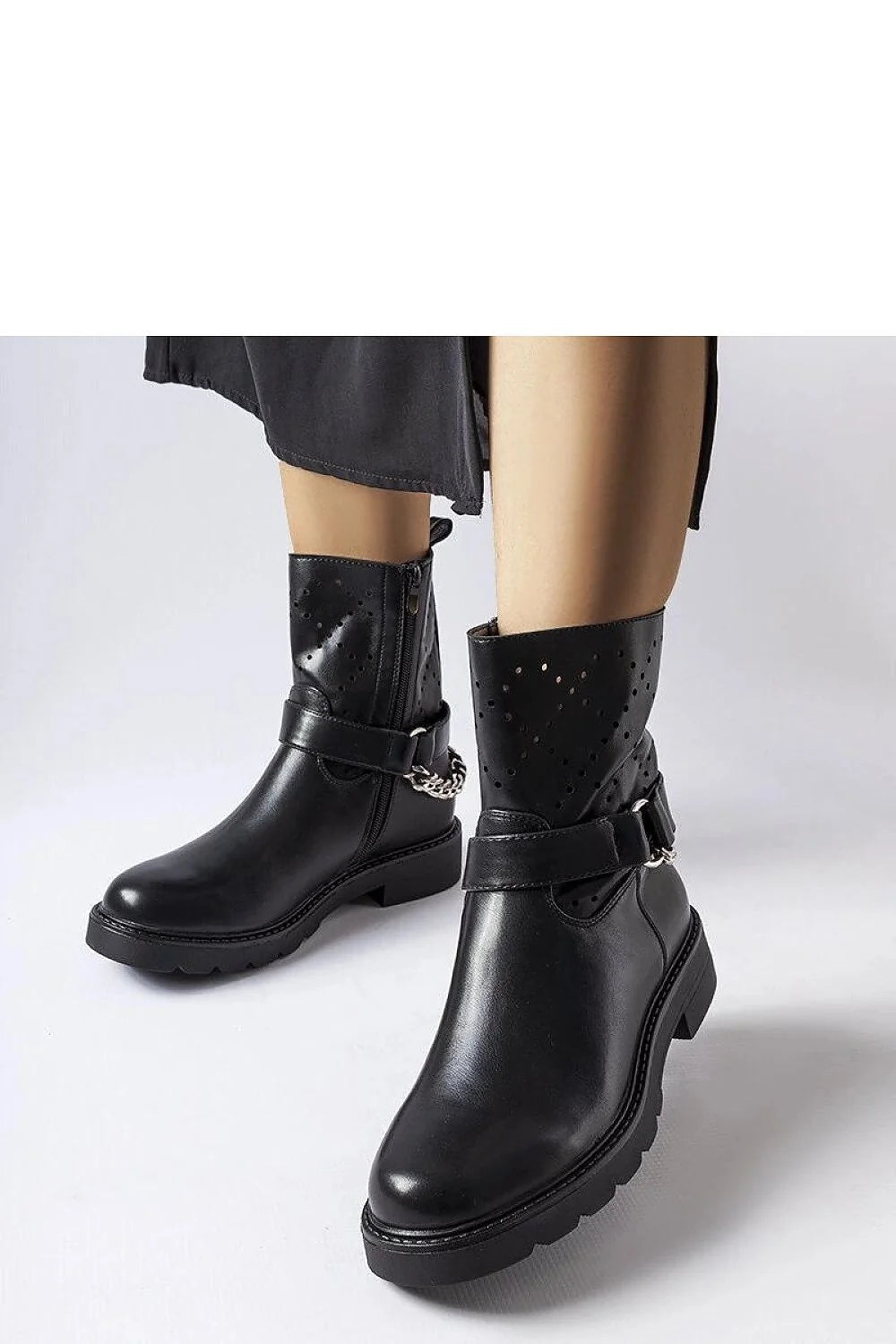 Bottes women modern audacieux design cuir noir ajusté cheville chaîne métallique fermeture éclair confort