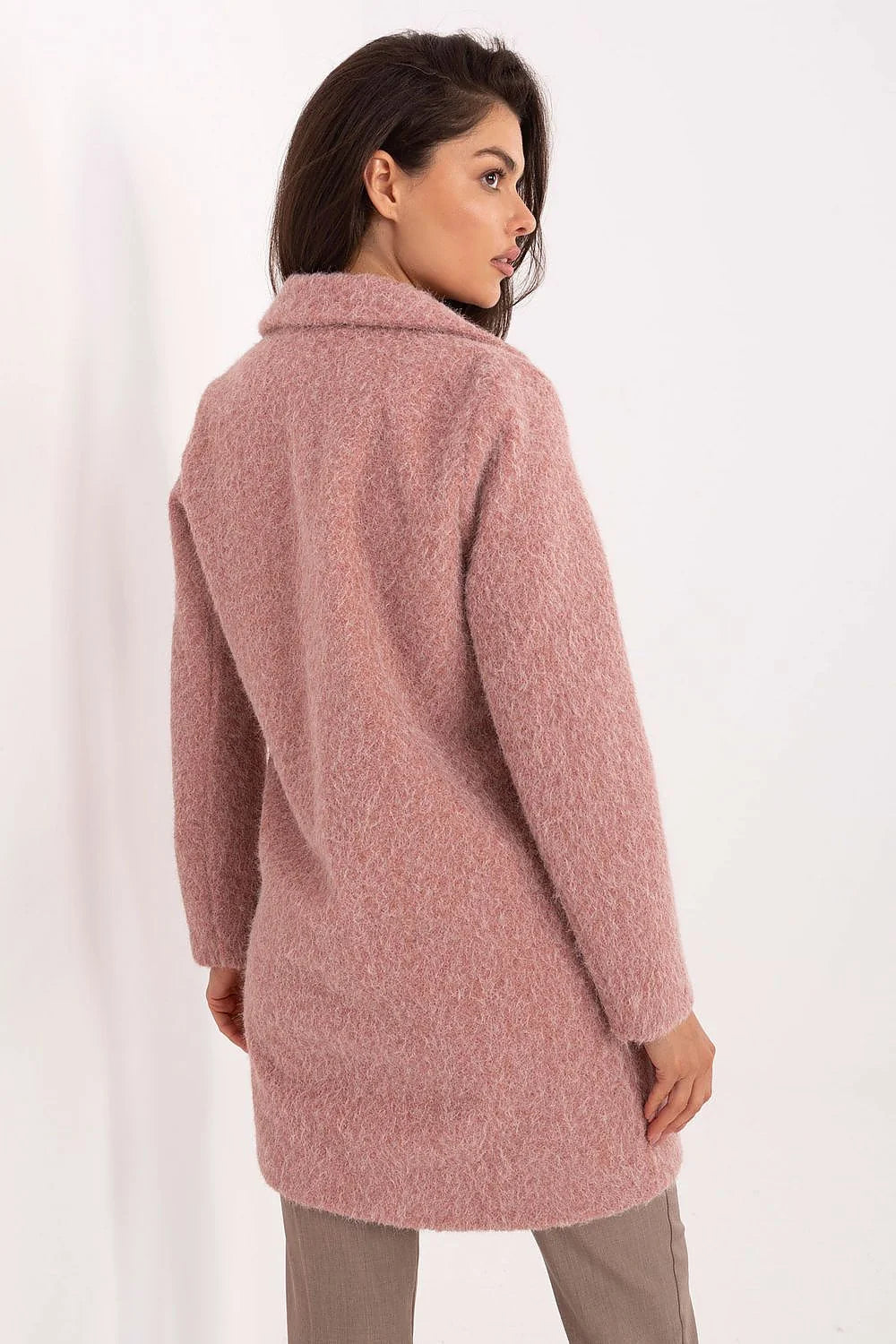 manteau long mi cuisse coupe droite oversize col cranté bouton doré tissu bouclé duveteux rose poudré doublure poches fonctionnelles