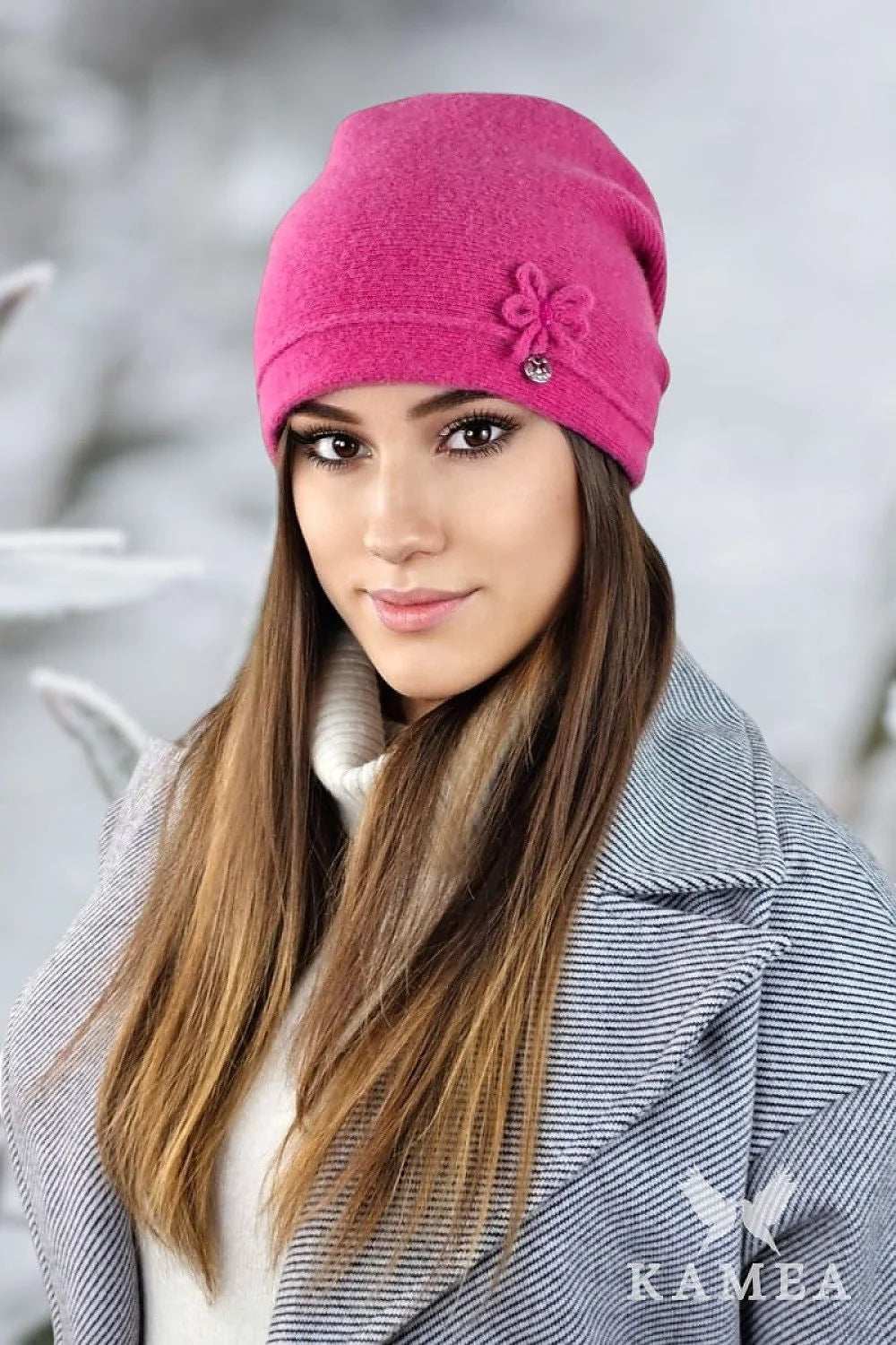 Bonnet Kamea élégant pour femme en laine framboise avec détails fleuris et métalliques, automne-hiver