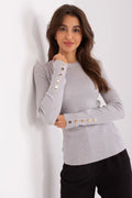 pull tricoté côtelé femme gris clair manches longues encolure ronde ajustée viscose douce extensible chaleur boutons dorés décoratifs maille élégante