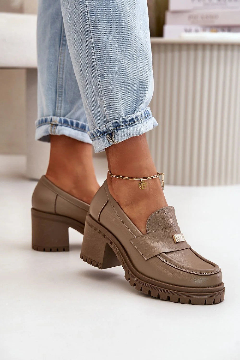 mocassins femme cuir grainé taupe talon carré 7cm plateforme semelle crantée antidérapante bout arrondi bride dessus pied plaque métallique dorée