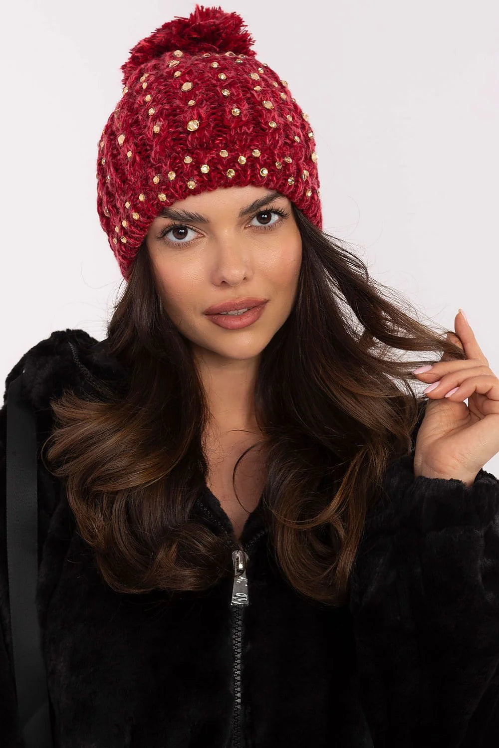 Bonnet d'hiver féminin en laine tricoté maille épaisse couleur rouge vif perles dorées pompon volumineux ajusté